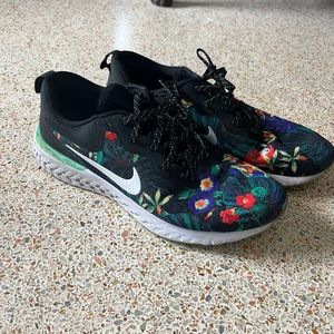 Womenswear Nike odyssey React black and floral print size 11